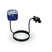 Dispositivo BRITA iQ Meter con pannello frontale blu, indicatore LED, cavo di collegamento e sensore di flusso per sistemi professionali di filtrazione dell’acqua.